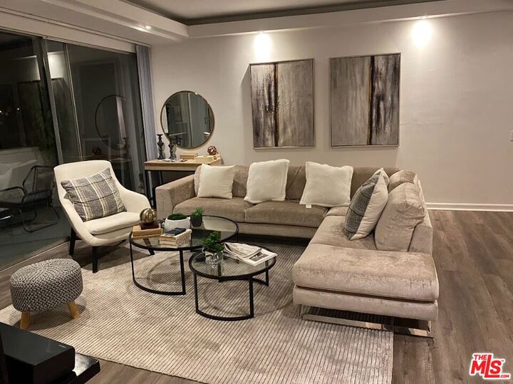 Property Photo:  7250 Franklin Ave  CA 90046 