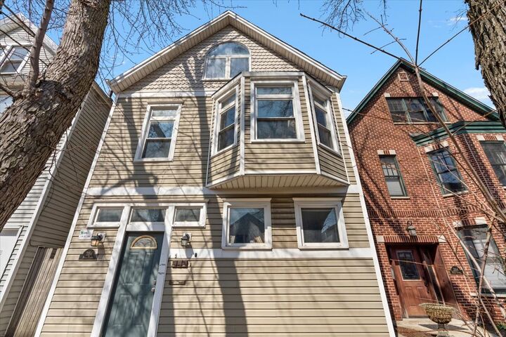Property Photo:  2156 W Belle Plaine Avenue  IL 60618 