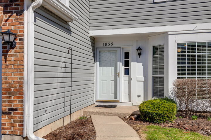 Property Photo:  1835 Somerset Court  IL 60031 