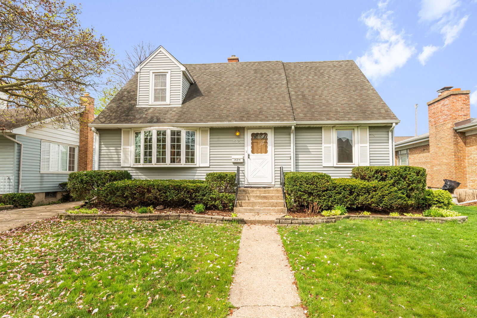 Property Photo:  714 S Parkside Avenue  IL 60126 