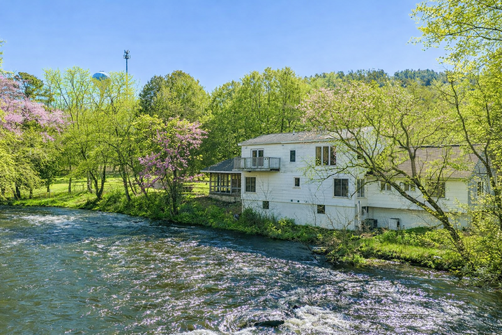 Property Photo:  400 Hill Avenue  WI 54026 