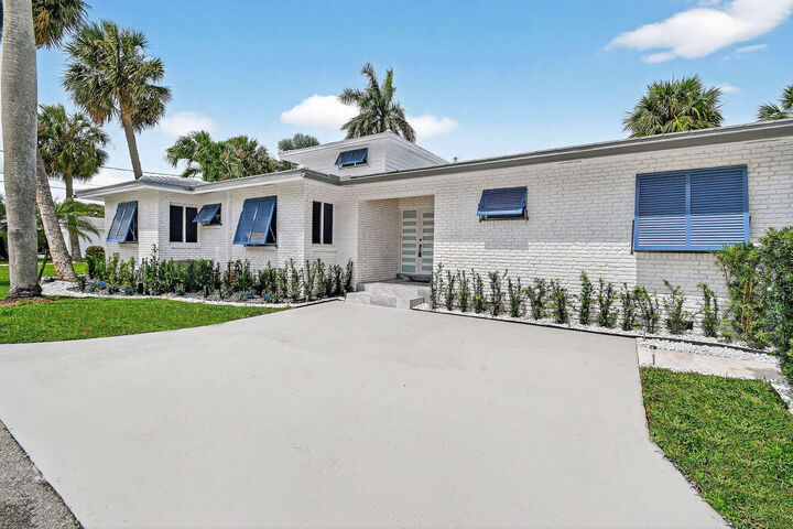 Property Photo: 1102 N Golfview Road FL 33460