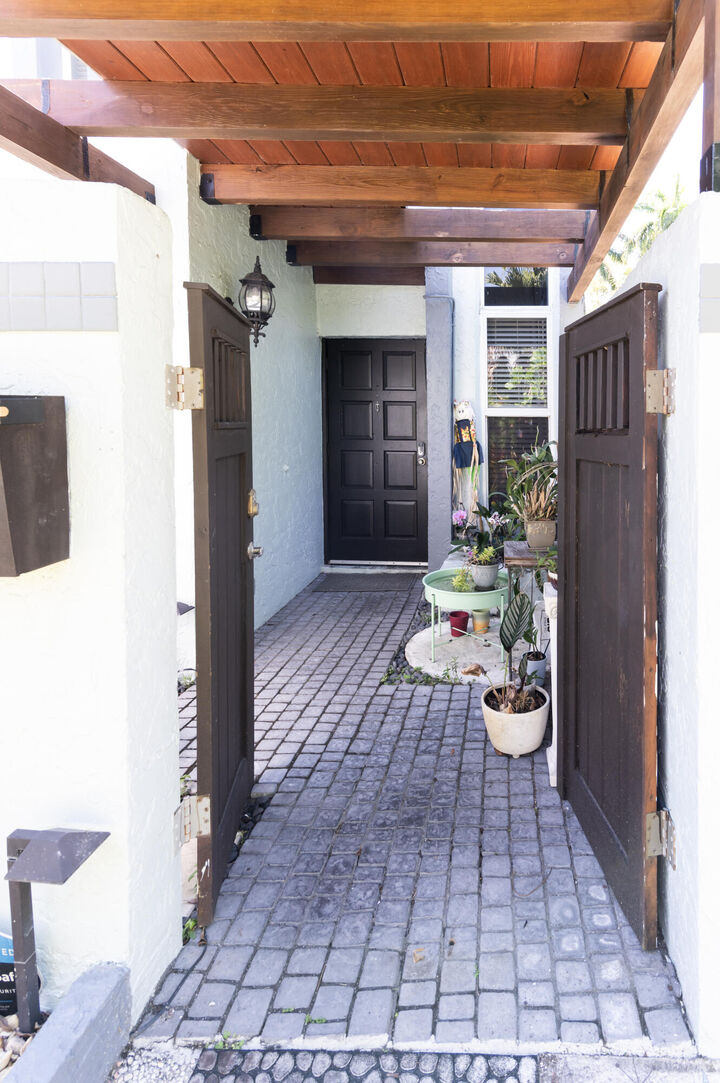 Property Photo: 842 NE 20th Drive 842 FL 33305