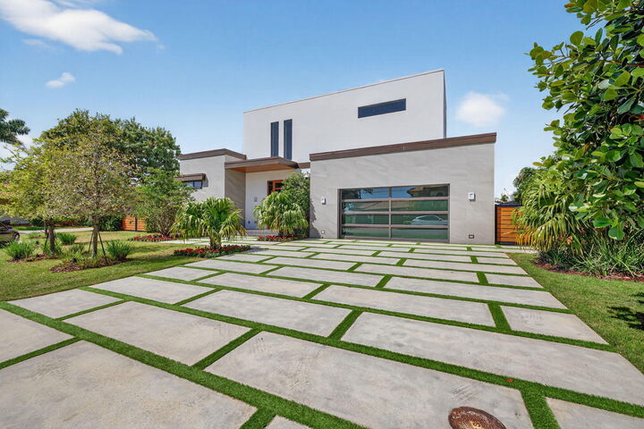 Property Photo: 5211 NE 32nd Avenue FL 33308