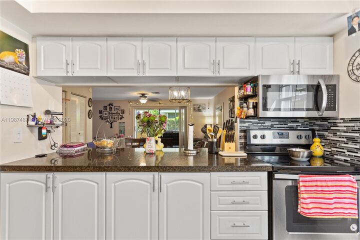 Property Photo: 337 Waterside Dr 337 FL 33462