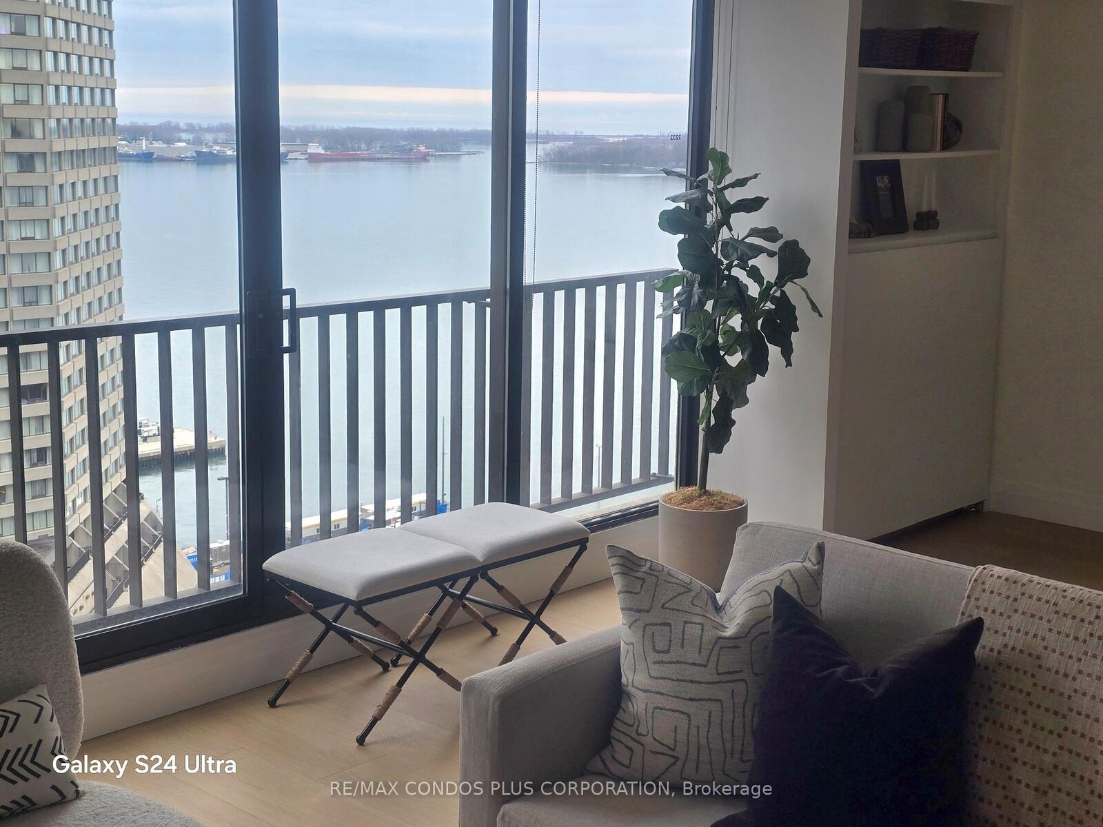 Property Photo: 33 Harbour Square 2232 ON M5J 2G2