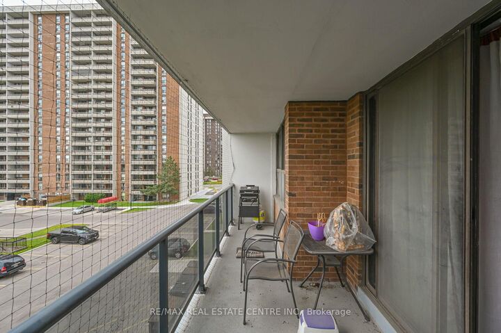 Property Photo: 21 Knightsbridge Road 403 ON L6T 3Y1