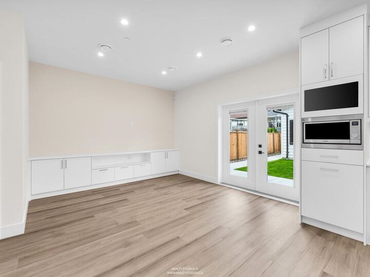 Property Photo: 4257 Knight Street 2 BC V5N 3M3