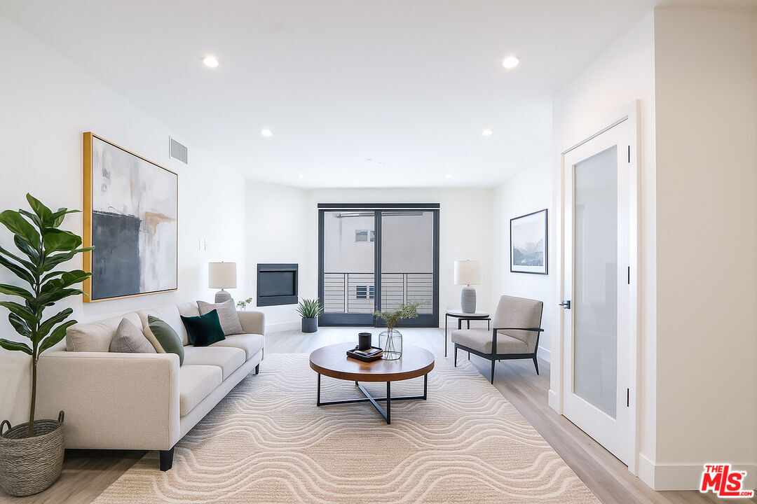 Property Photo:  11800 Courtleigh Dr  CA 90066 