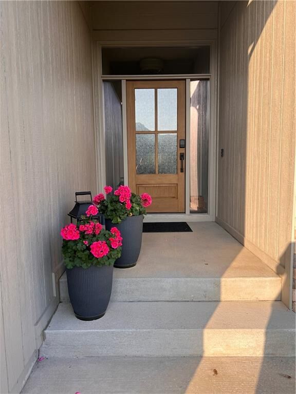 Property Photo:  1820 Homestead Drive  MO 64068 