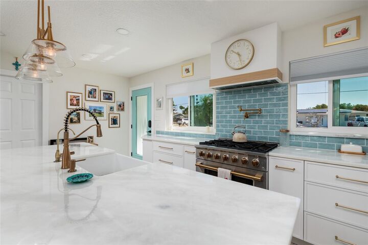 Property Photo: 9298 Sun Isle Drive NE FL 33702