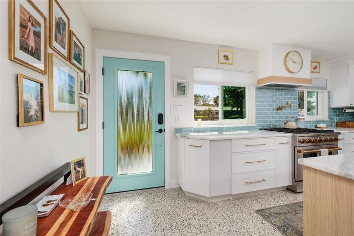 Property Photo:  9298 Sun Isle Drive NE  FL 33702 