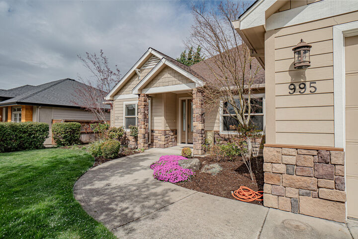 Property Photo:  995 Pumpkin Ridge Drive  OR 97524 