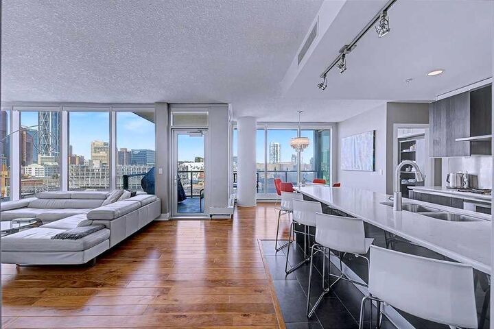 Property Photo: 433 11 Avenue SE 1006 AB T2G 0L7