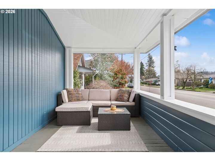 Property Photo:  384 W Dartmouth St  OR 97027 