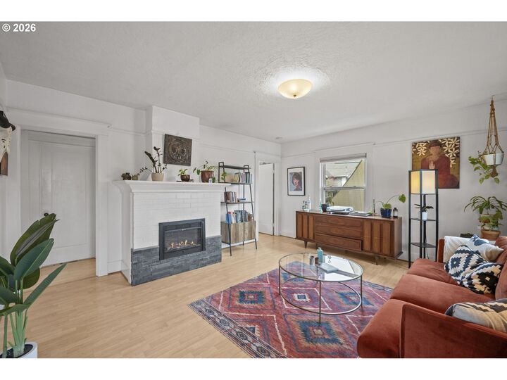 Property Photo: 860 N Holland St OR 97217