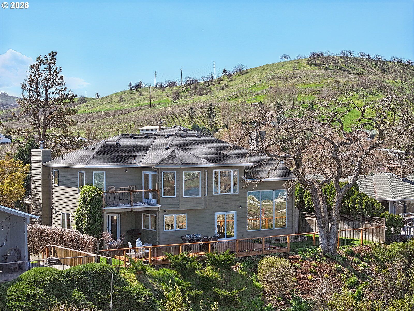 Property Photo:  915 E 18th St  OR 97058 