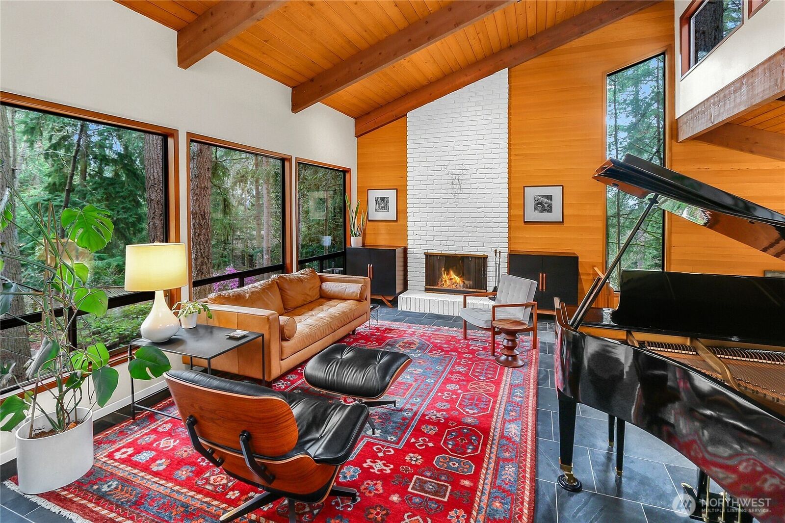 Property Photo: 19616 44th Place NE WA 98115