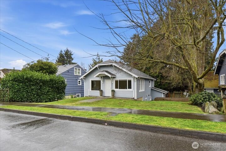 Property Photo:  8553  Dayton Avenue N  WA 98103 