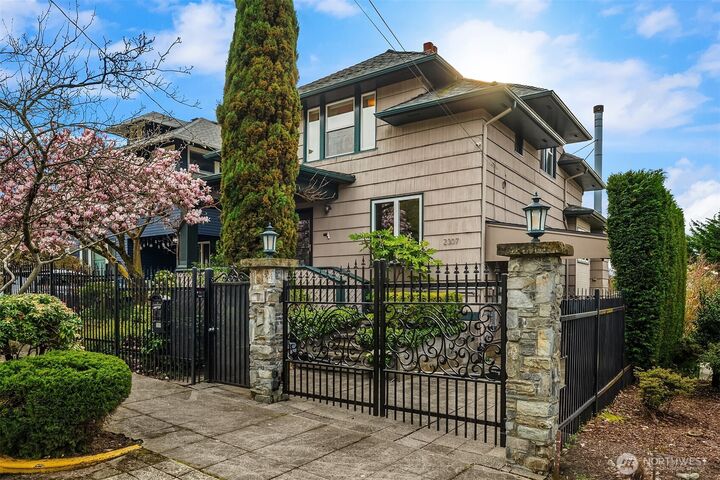 Property Photo:  2307  Broadway  E  WA 98102 