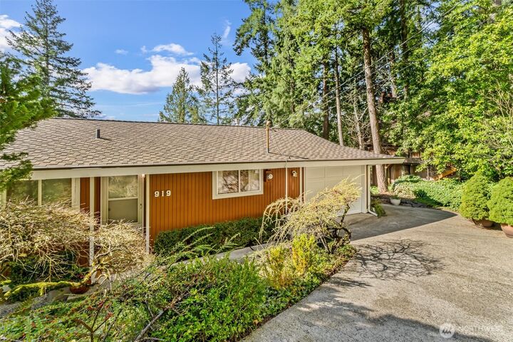 Property Photo:  919  207th Avenue NE  WA 98074 