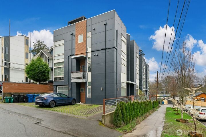 Property Photo:  2114 E James Street  WA 98122 