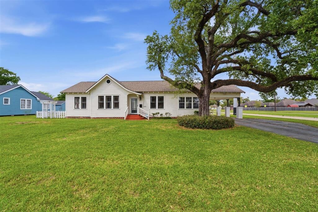 Property Photo: 1323 10th Street LA 70601