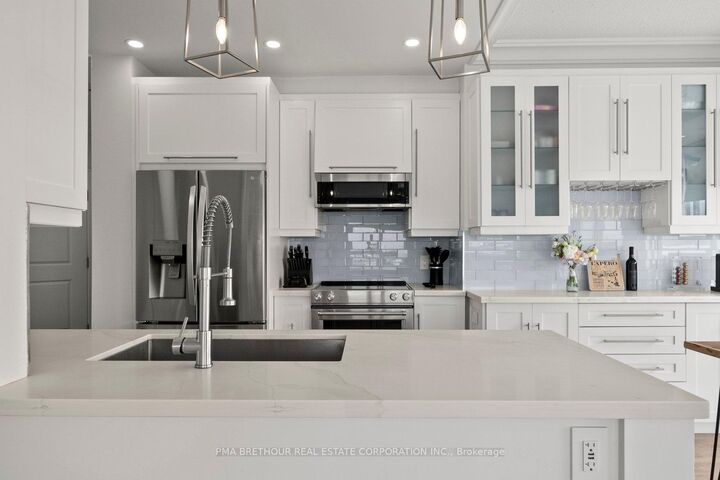 Property Photo: 7730 Kipling Avenue 902 ON L4L 1Y9