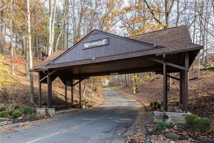 Property Photo:  211 Thornberry Dr  PA 15237 