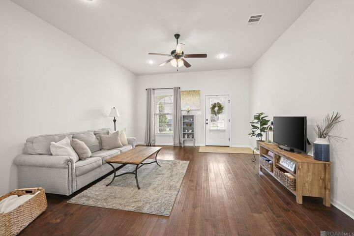 Property Photo:  946 Deer Pass Dr  LA 70820 