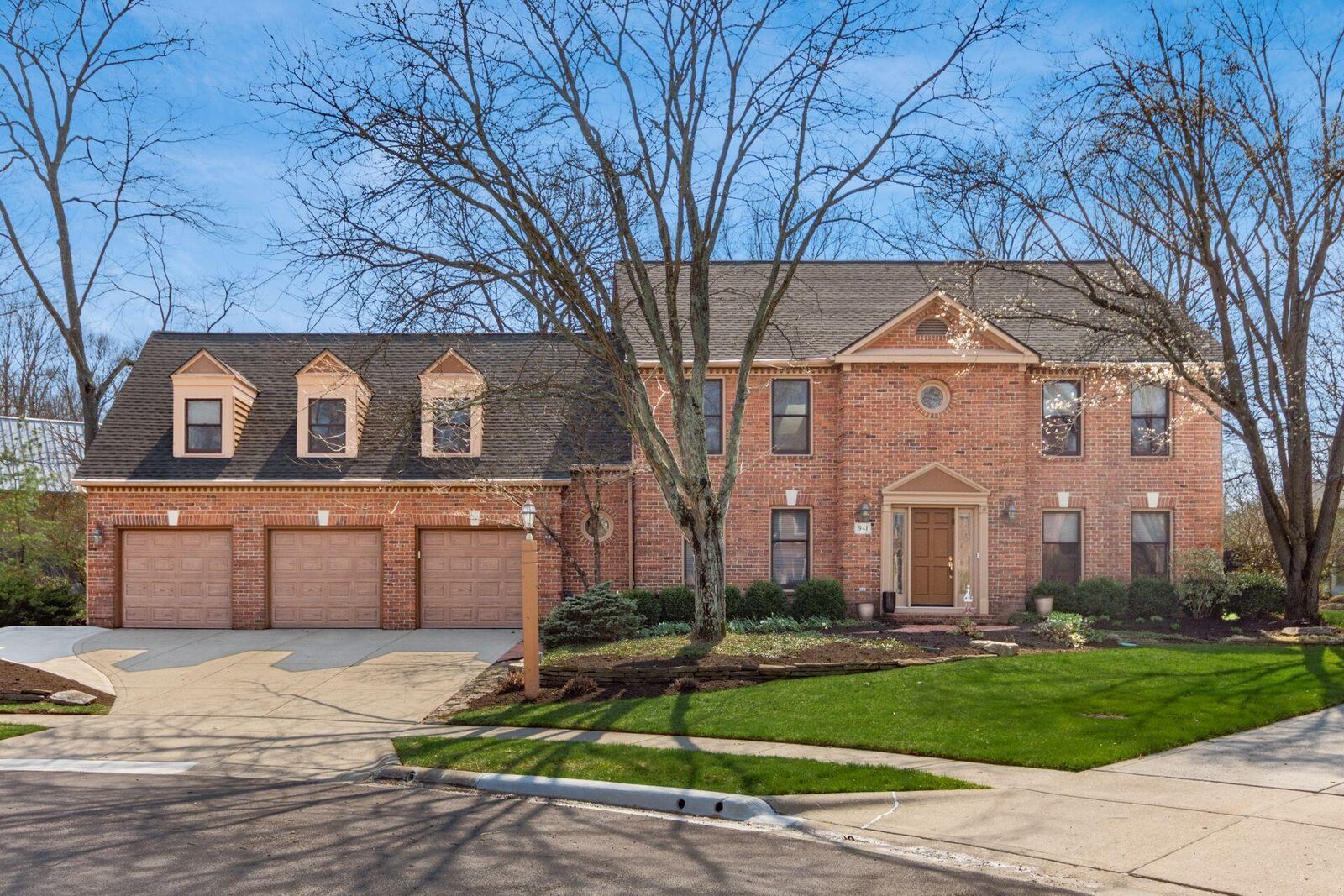 Property Photo: 941 Robbins Way OH 43085