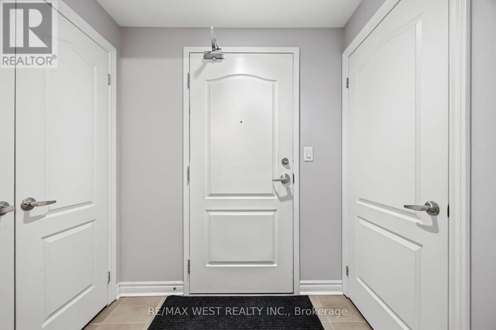 Property Photo:  3905 Southwest Major Mackenzie Drive 32  ON L4H 4J9 