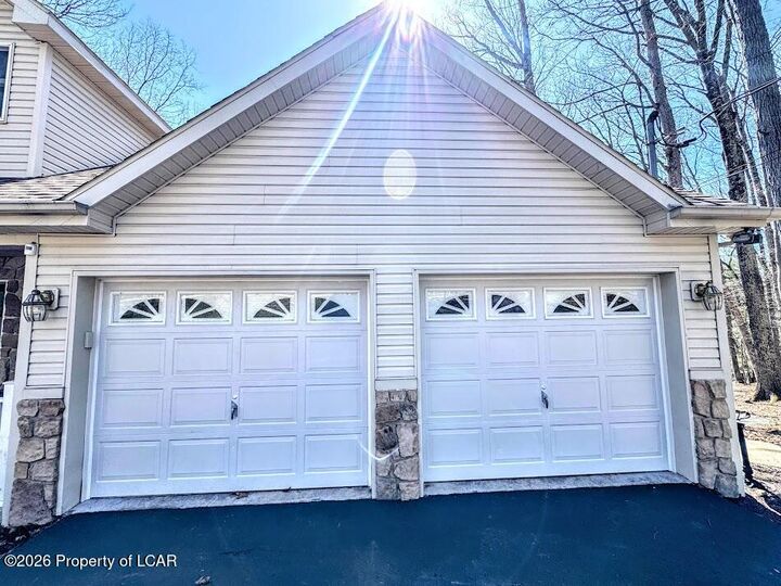 Property Photo: 134 Arapahoe Lane PA 18202