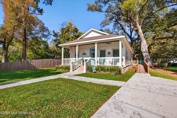 Property Photo:  2208 Gulf Avenue  MS 39501 