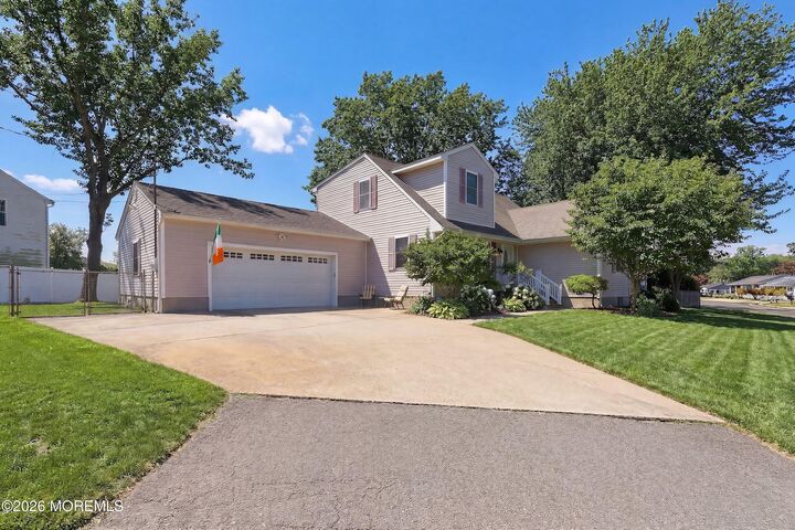 Property Photo:  1611 Oak Glen Road  NJ 08753 