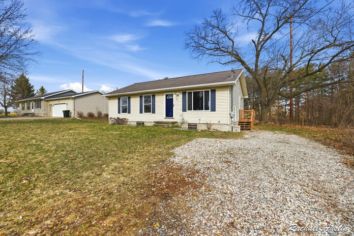 Property Photo:  1100 N Edgewood Street  MI 48838 