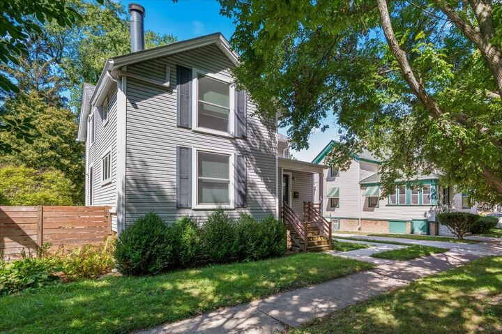 Property Photo:  1504 Ashland Avenue  IL 60201 