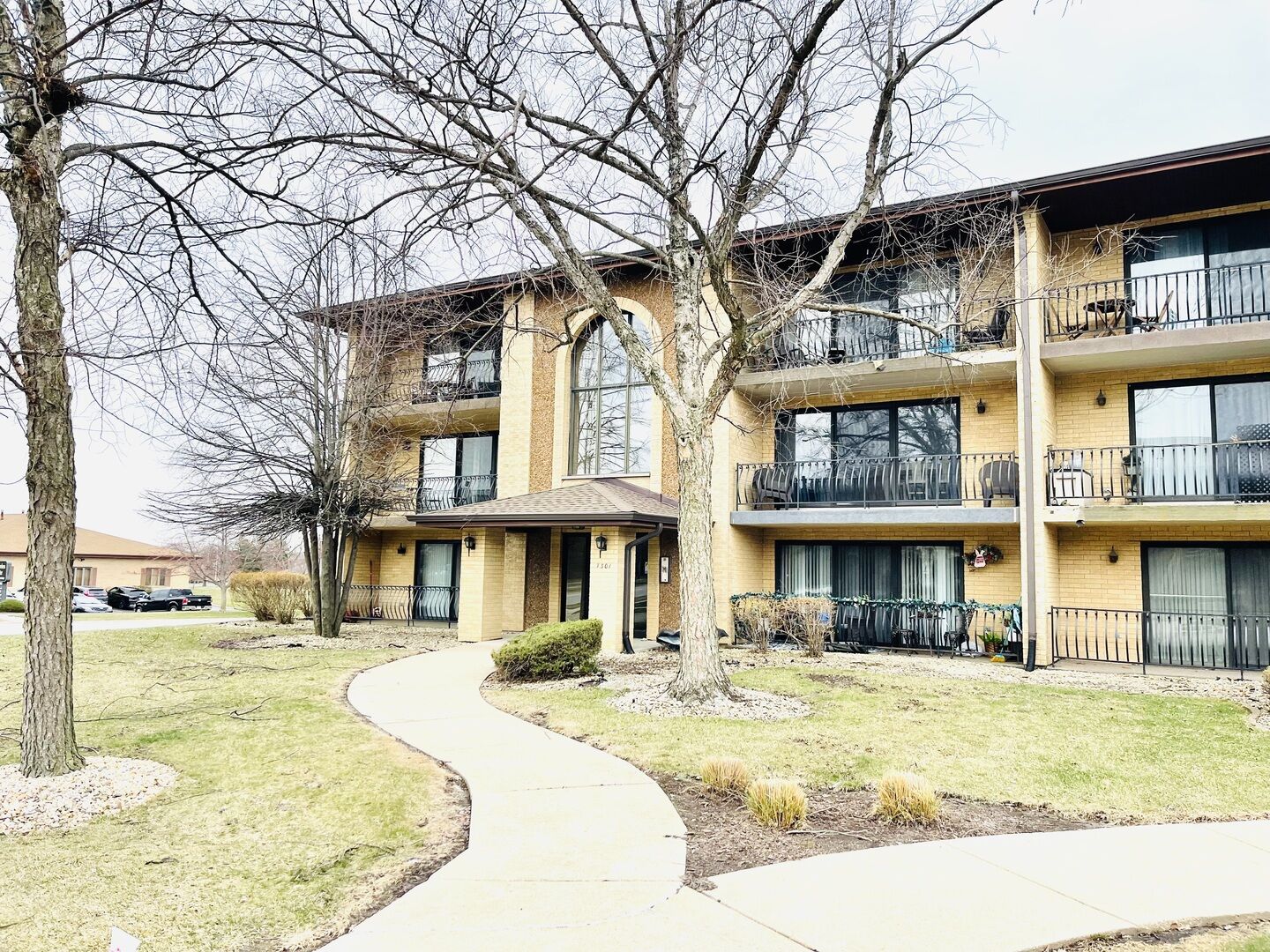 Property Photo: 7301 Evergreen Drive 2B IL 60462