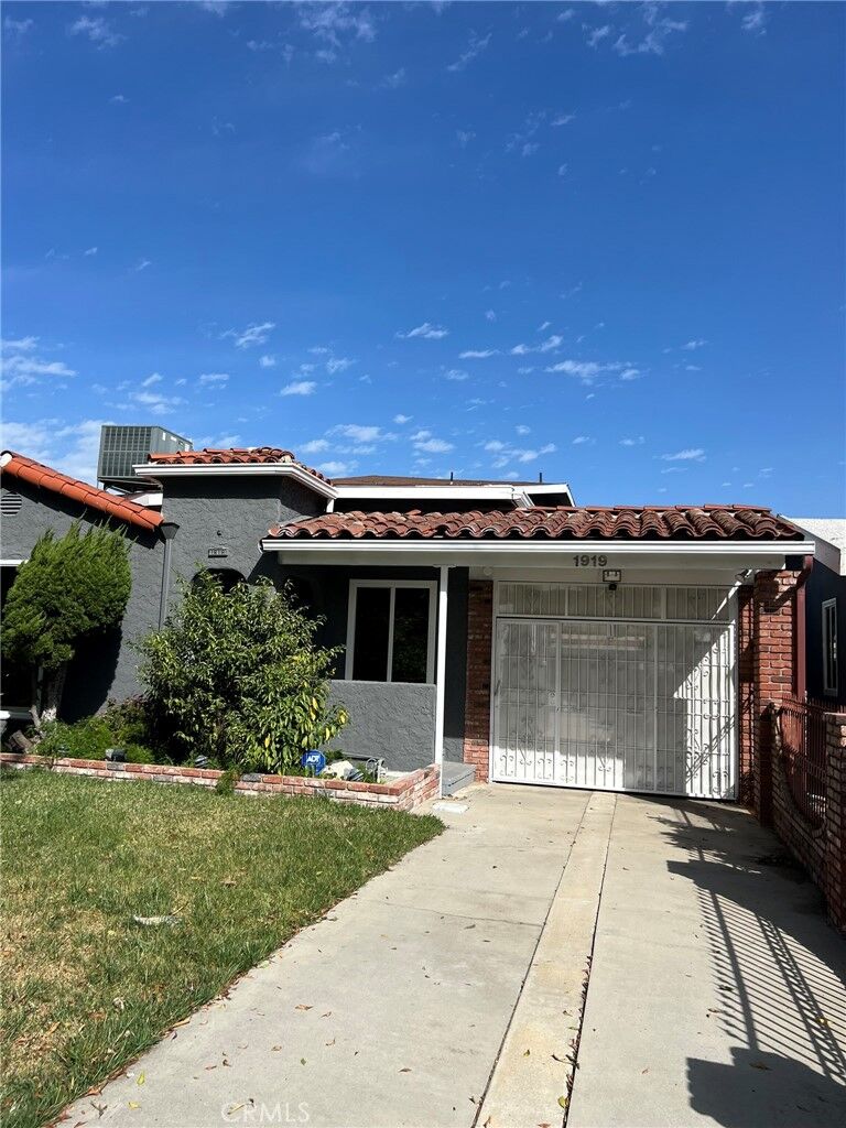 Property Photo:  1919 W 82nd Street  CA 90047 