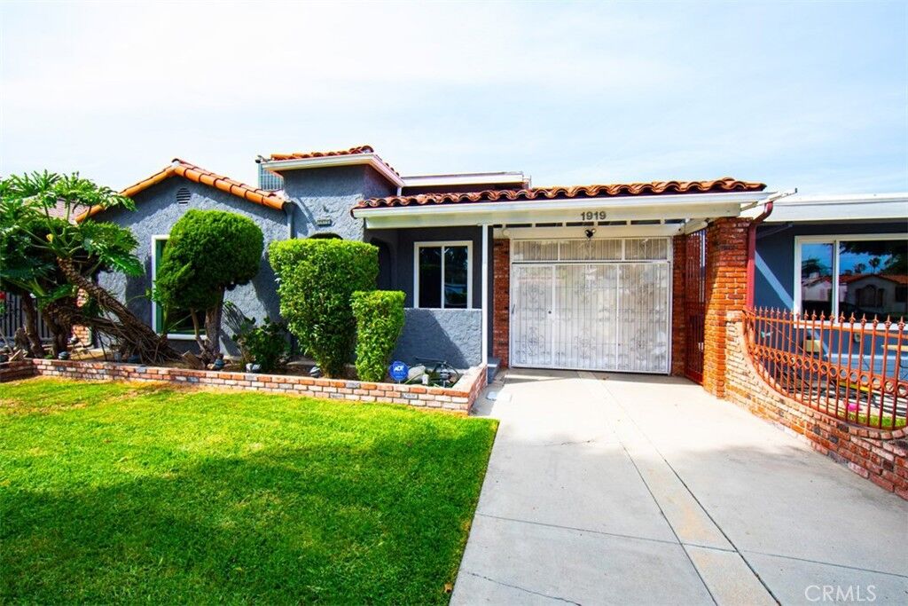 Property Photo:  1919 W 82nd Street  CA 90047 