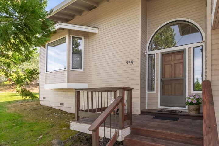 Property Photo:  939 Fairway Ct  CA 95247 