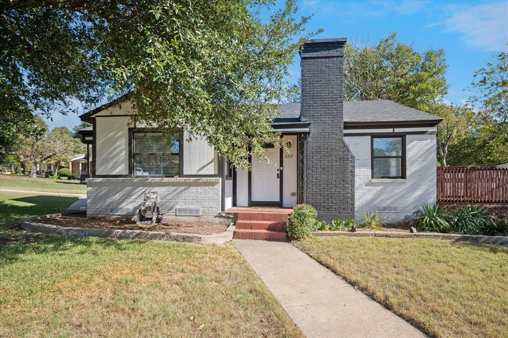 Property Photo:  2717 El Tivoli Drive  TX 75211 