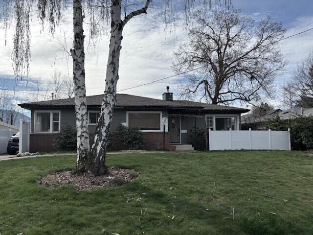 Property Photo:  727 NE Memorial Drive  OR 97526 