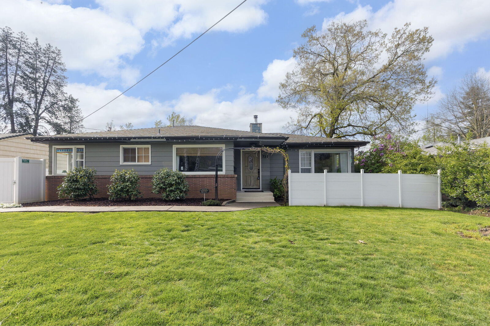 Property Photo:  727 NE Memorial Drive  OR 97526 