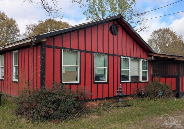 Property Photo: 303 Booth Ave FL 32533