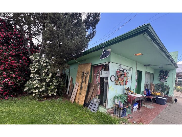 Property Photo: 107 5th St OR 97101