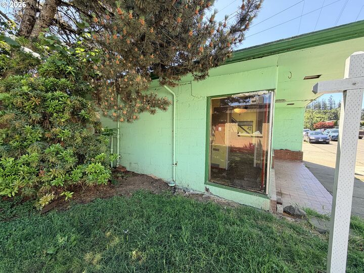 Property Photo:  107 5th St  OR 97101 