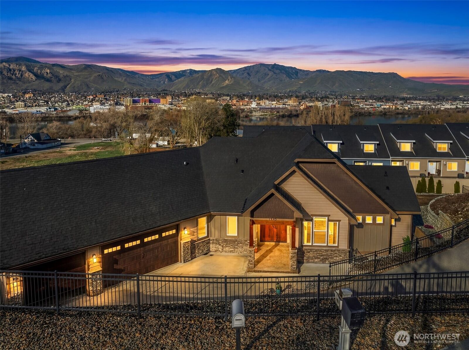 Property Photo: 1330 N Arbor Terrace WA 98802