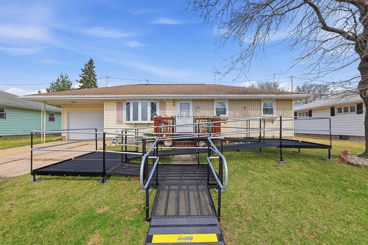 Property Photo:  522 West Lincoln Street  WI 53963 