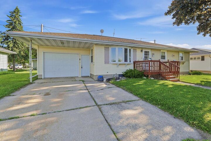 Property Photo:  522 W Lincoln Street  WI 53963 